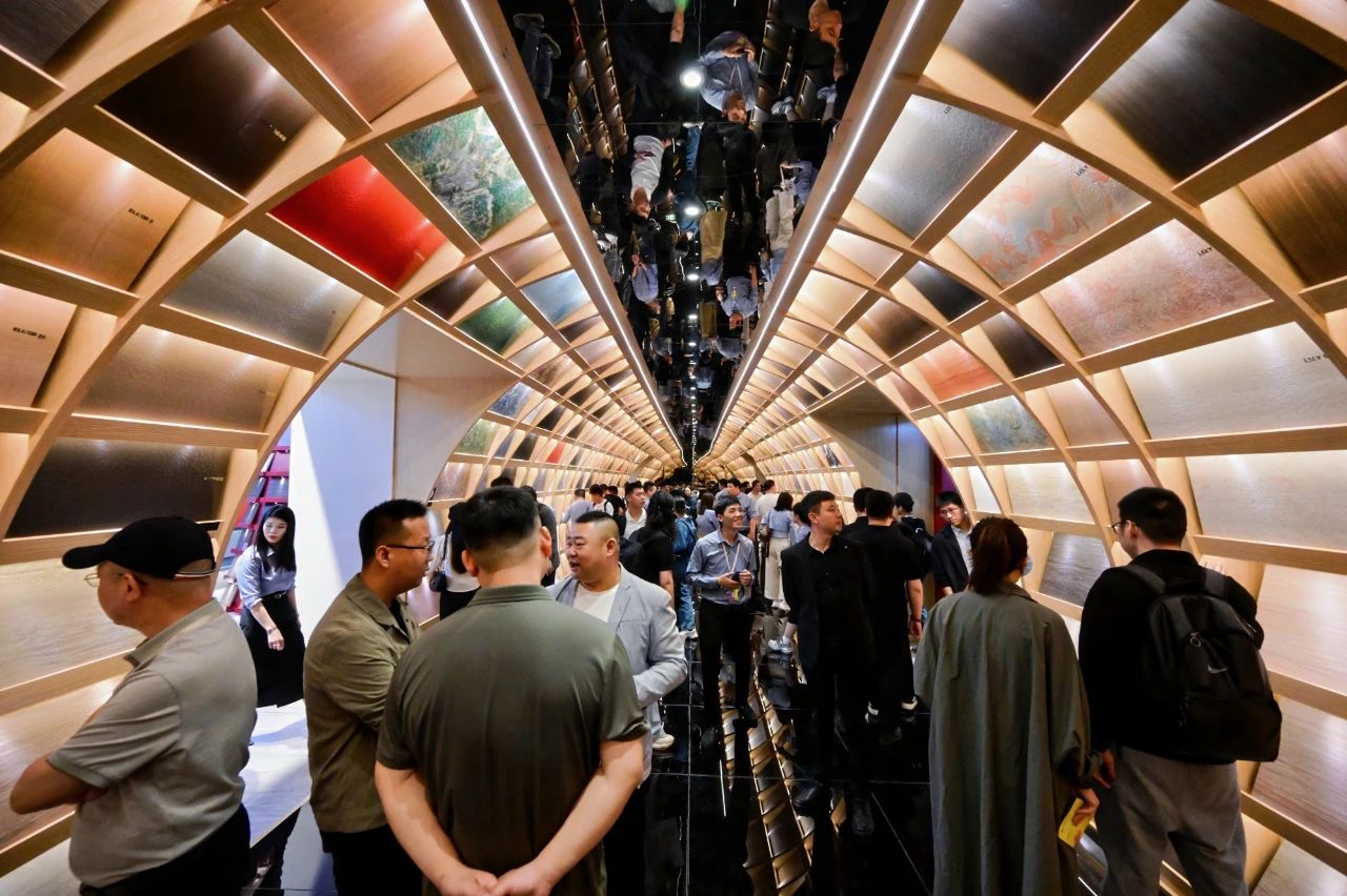 2026广州定制家居展暨轻高定展联合艾特沃数字科技、涟一CMF趋势创新研究，共同打造了800㎡的主题策展——「饰面趋势舱」